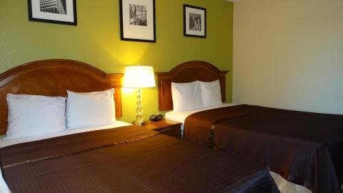 Фото Travelodge by Wyndham Savannah Midtown