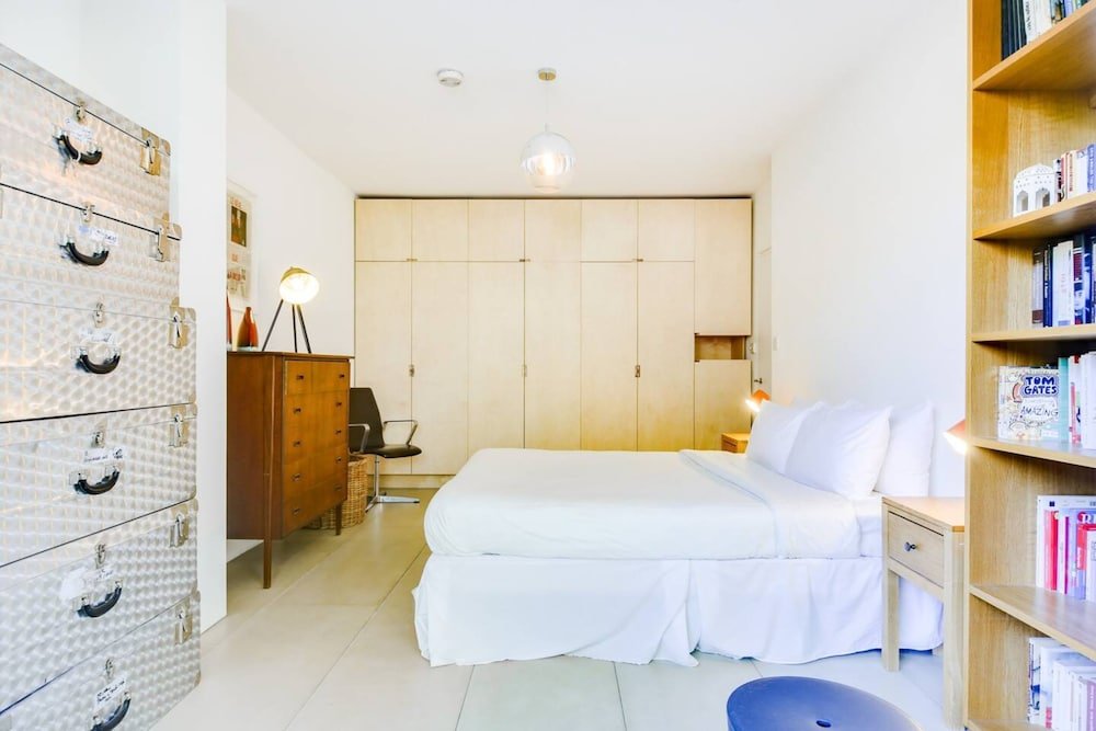 Фото Lovely Victorian Flat for 6 in Stoke Newington