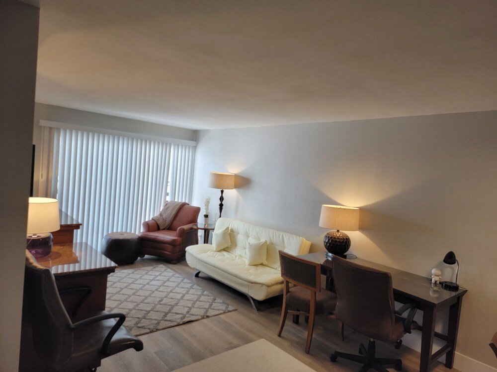 Фото Hollywood Cosmopolitan Apartments