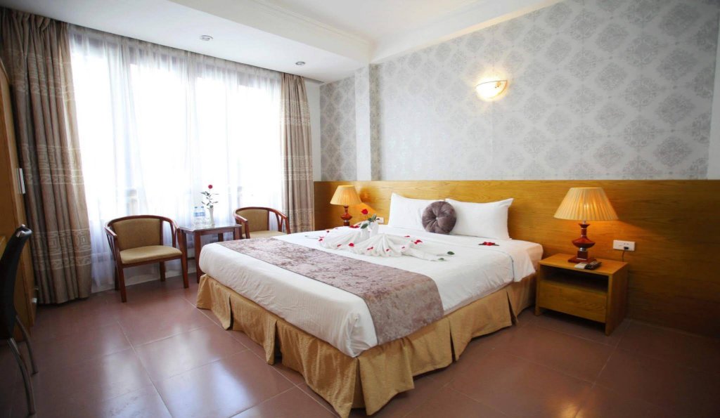 Фото Madam Moon Hotel