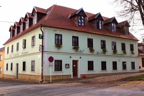 Гостиница Hotel U Apoštola в Пардубицком крае