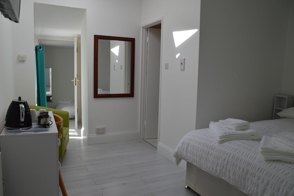 Фото Holly Lodge Guest House