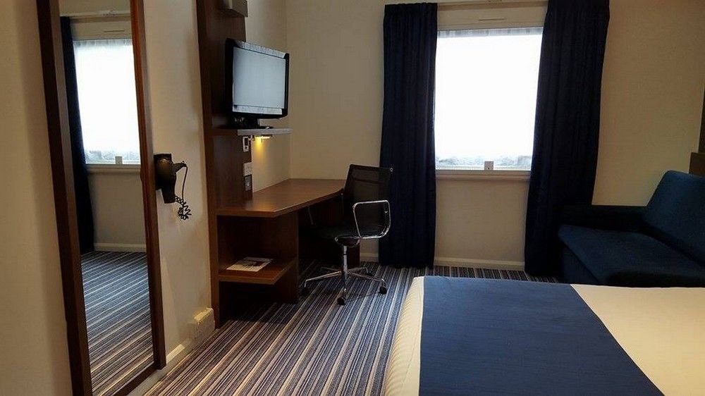 Фото Holiday Inn Express London - Park Royal