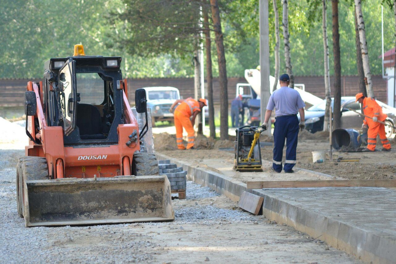 Как аренда спецтехники помогает ускорить благоустройство парков и дворов?