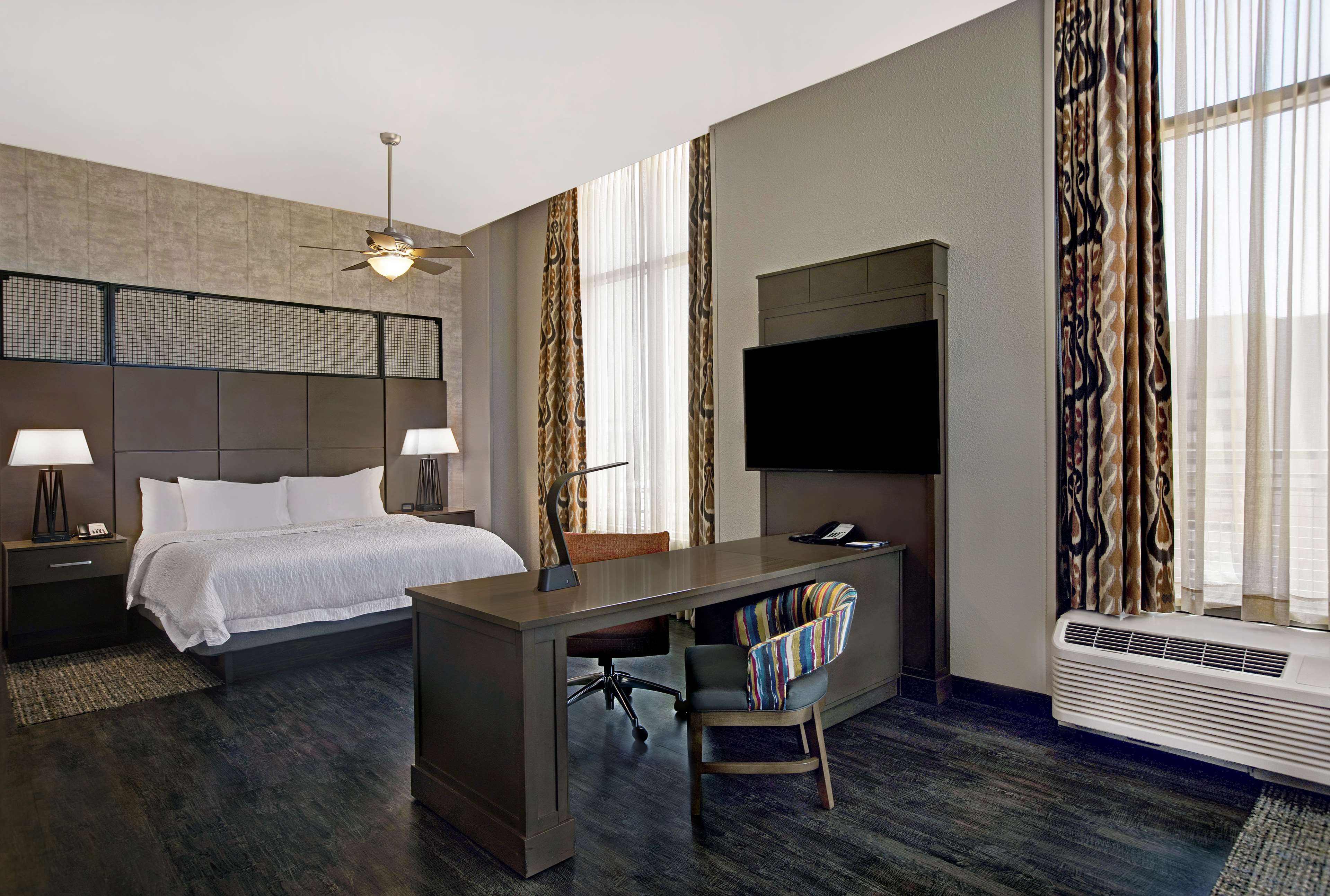 Фото Hilton Garden Inn Austin University Capitol District