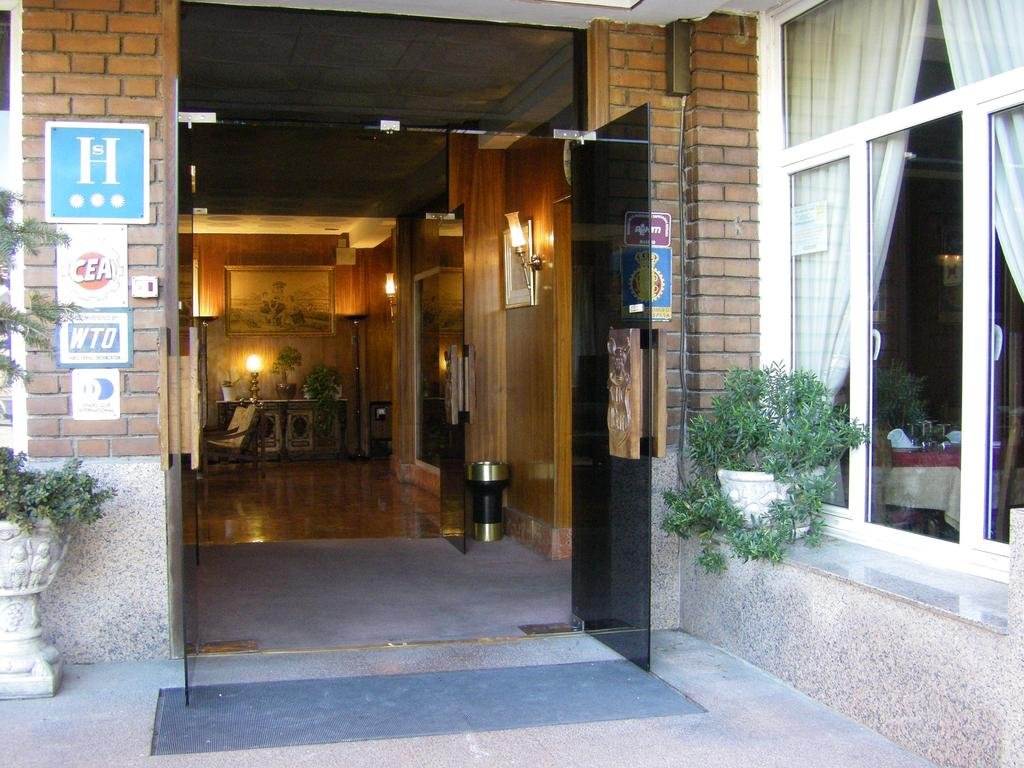 Фото Hostal Bari