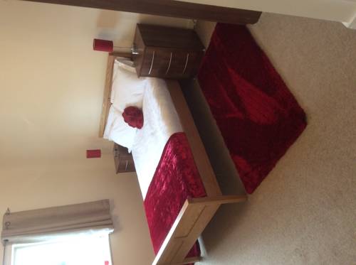 Фото Central Apartment by Cardiff Holiday Homes