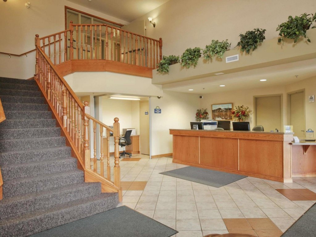 Фото Days Inn & Suites by Wyndham Thompson