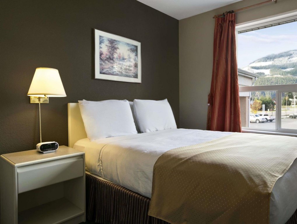 Фото Super 8 by Wyndham Revelstoke Bc