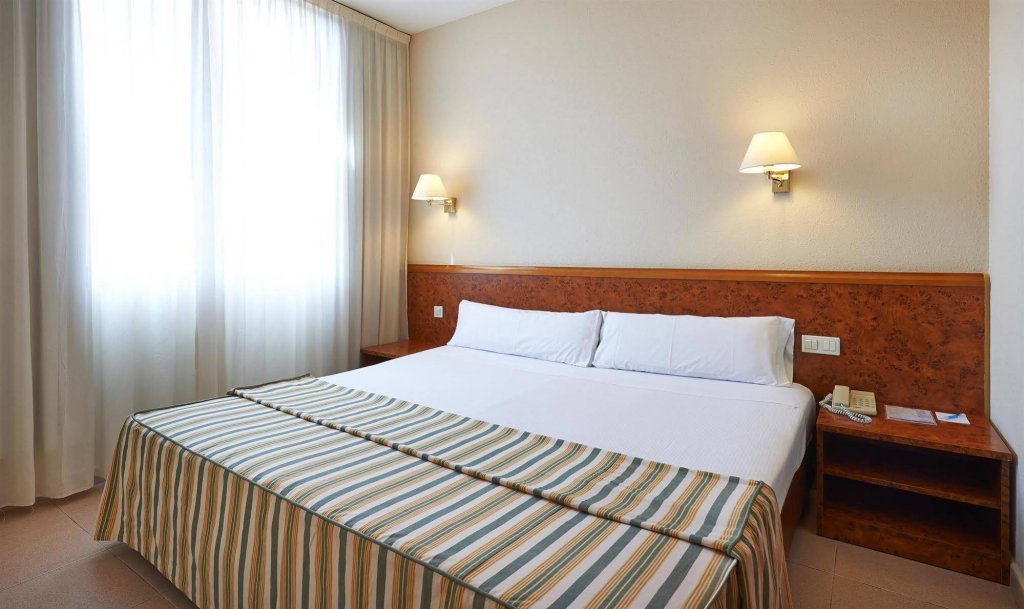 Фото Apartamentos Hesperia Barcelona Sant Joan