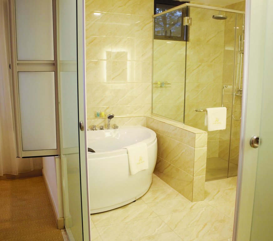 Фото Zen Rooms Royce Hotel