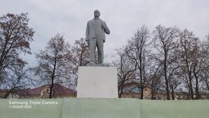 Үлкен табиғи сиськи және сиыр қыздардың дөңгелек бөкселері