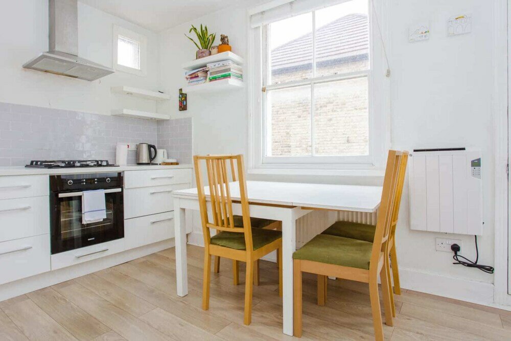 Фото Bright and Airy 3 Bedroom Maisonette in South London