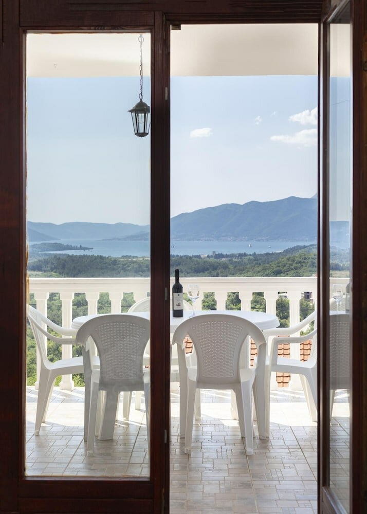 Фото Crystal Sky Apartments