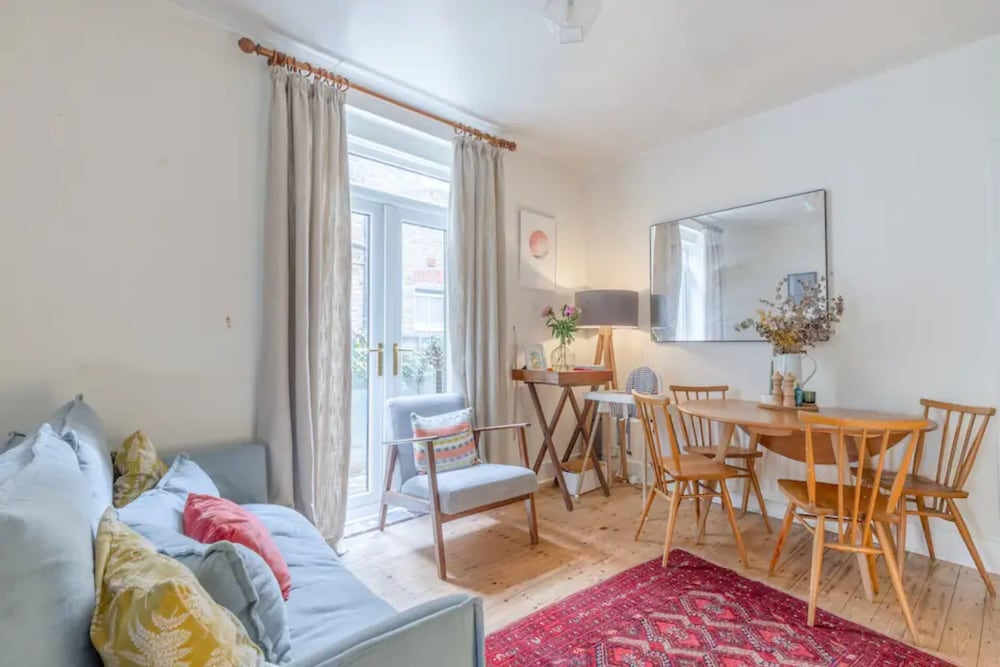 Фото Newly Renovated 2 Bedroom Apartment in Earlsfield With Garden