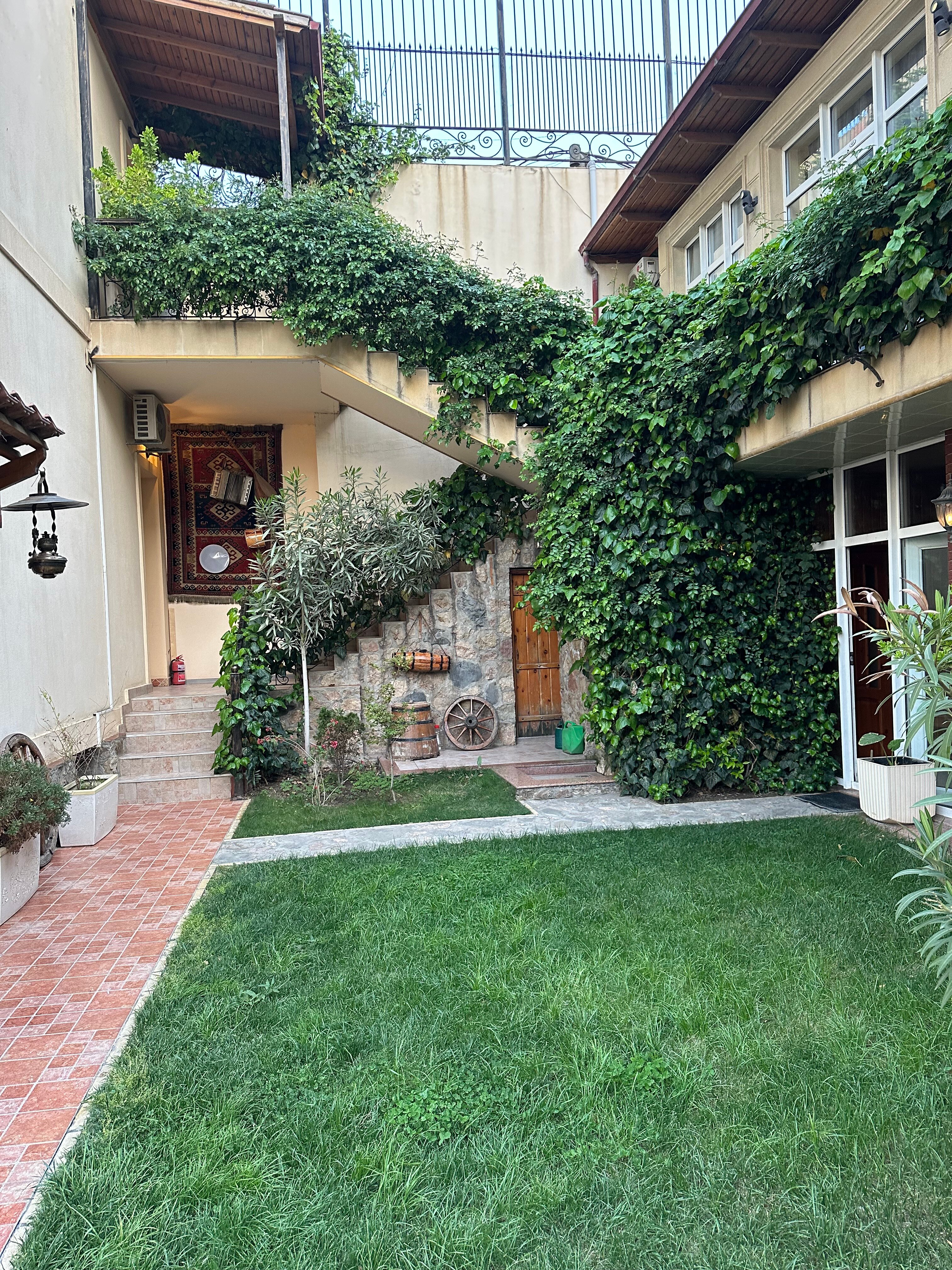 Фото East Legend