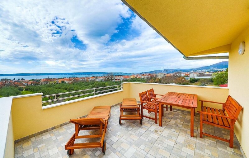 Гостиница Beautiful Apartment in Kastel Luksic With 1 Bedrooms and Wifi