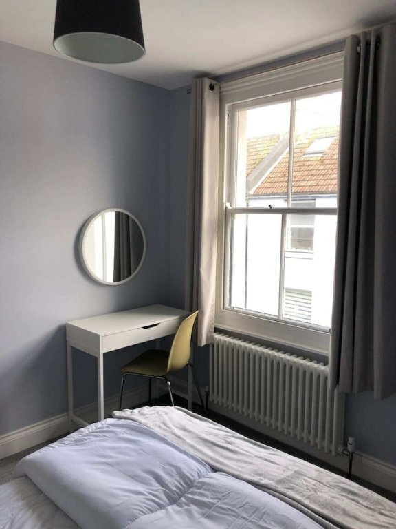 Фото Modern and Stylish 2 Bedroom House in Brighton