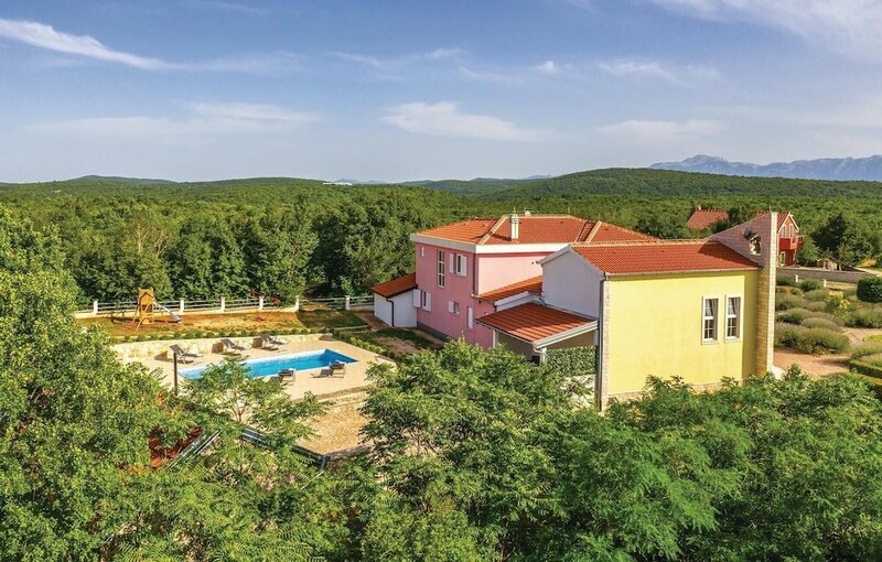 Гостиница Stunning Home in Studenci With 4 Bedrooms, Wifi and Outdoor Swimming Pool