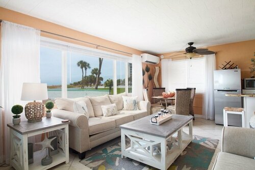 Жильё посуточно Tropic Terrace № 26 - Beachfront Rental 1 Bedroom Condo в Сент-Питерсберге