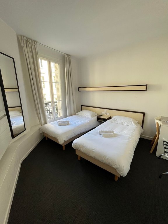 Фото Brit Hotel Des Grands Hommes Bordeaux Centre