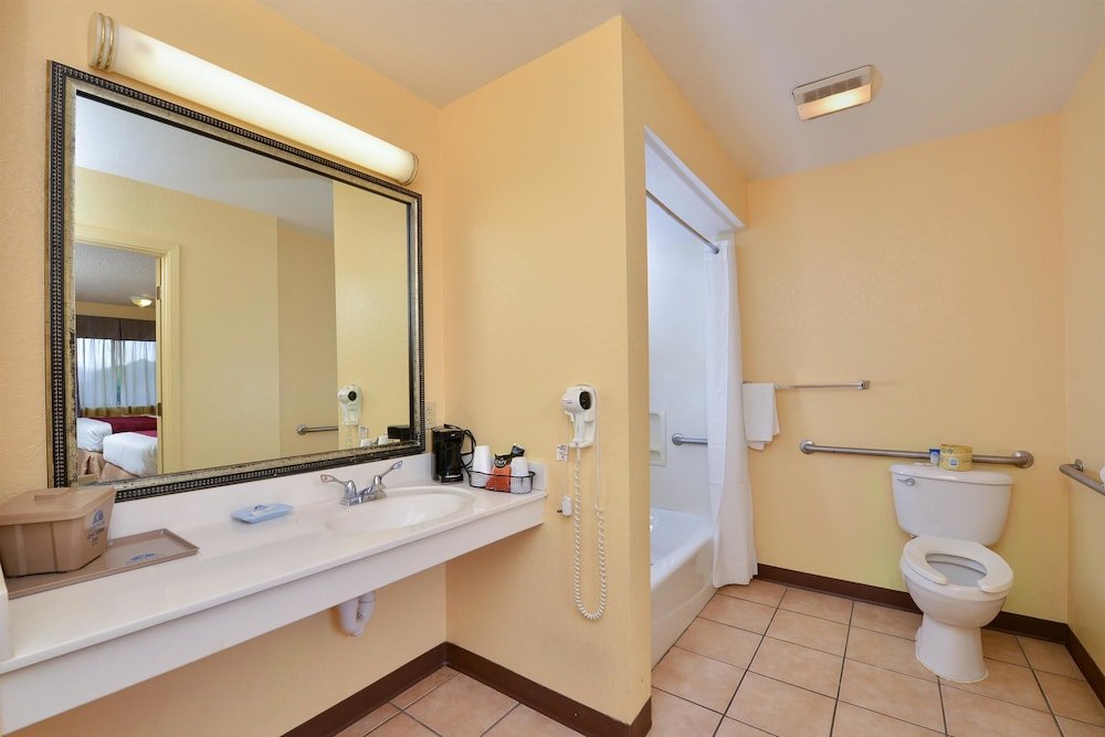 Фото Days Inn by Wyndham Boerne