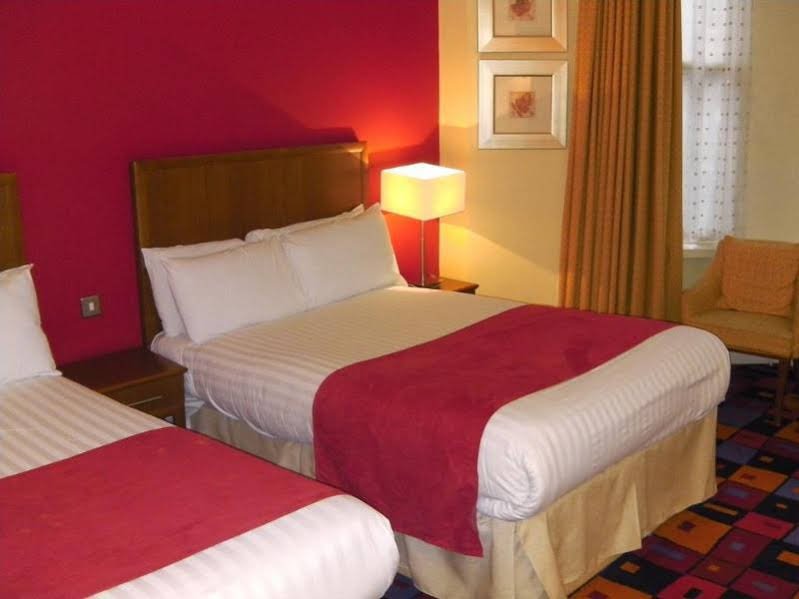 Фото The Caledonian Hotel