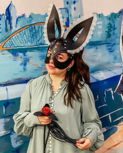 Порно үшін үстелдің астынан қарады