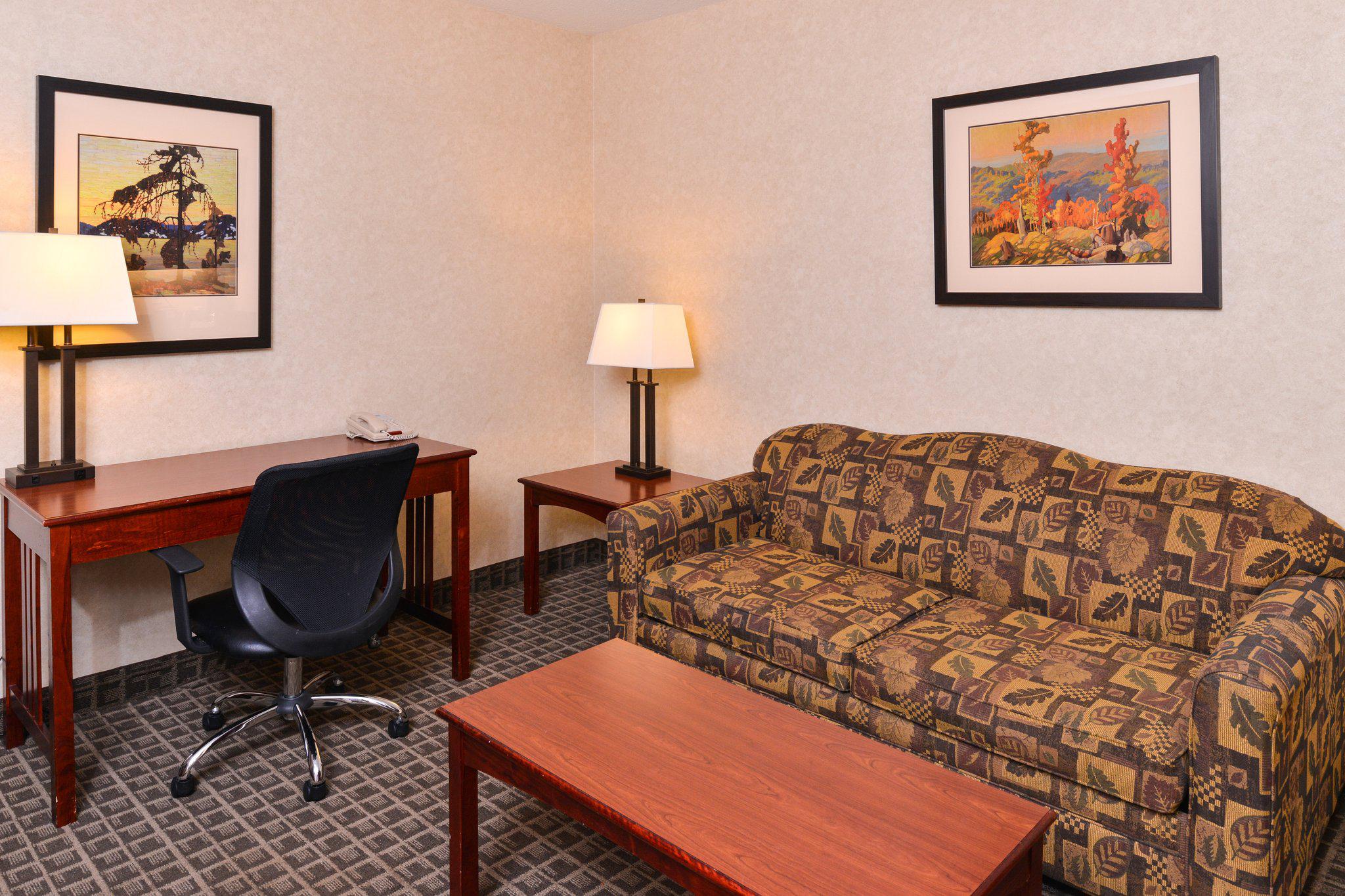 Фото Holiday Inn Express and Suites Edmonton North
