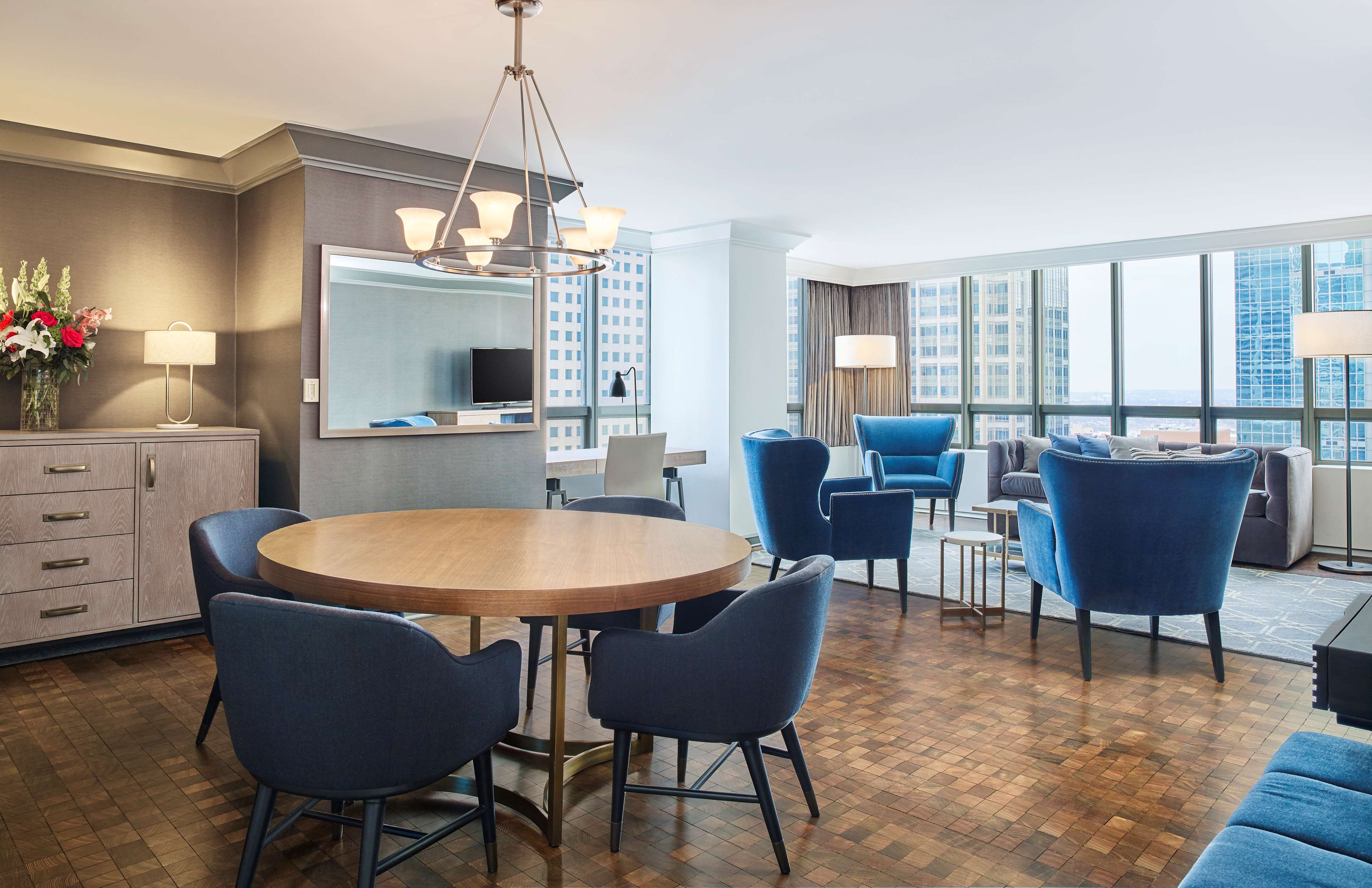 Фото The Marquette Hotel, Curio Collection by Hilton