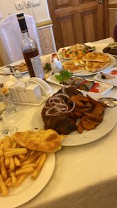 Rioni (selo Kovarditsy, ulitsa Sosnovy Bor, 1А) ، مطعم