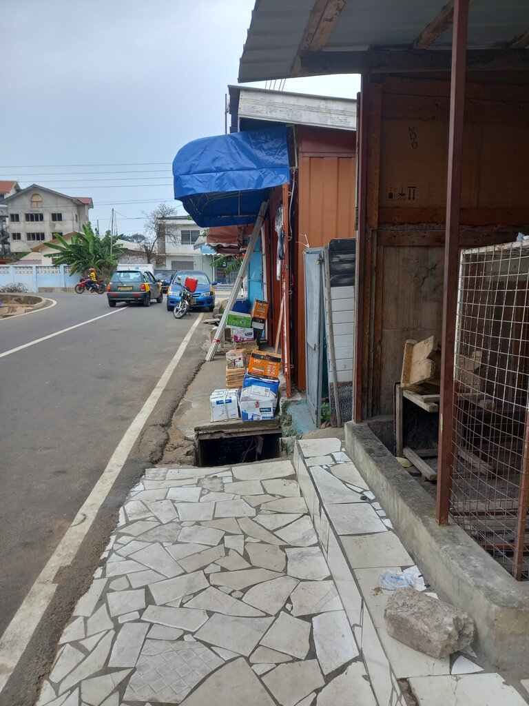 Electronic goods store Dans, Accra, photo