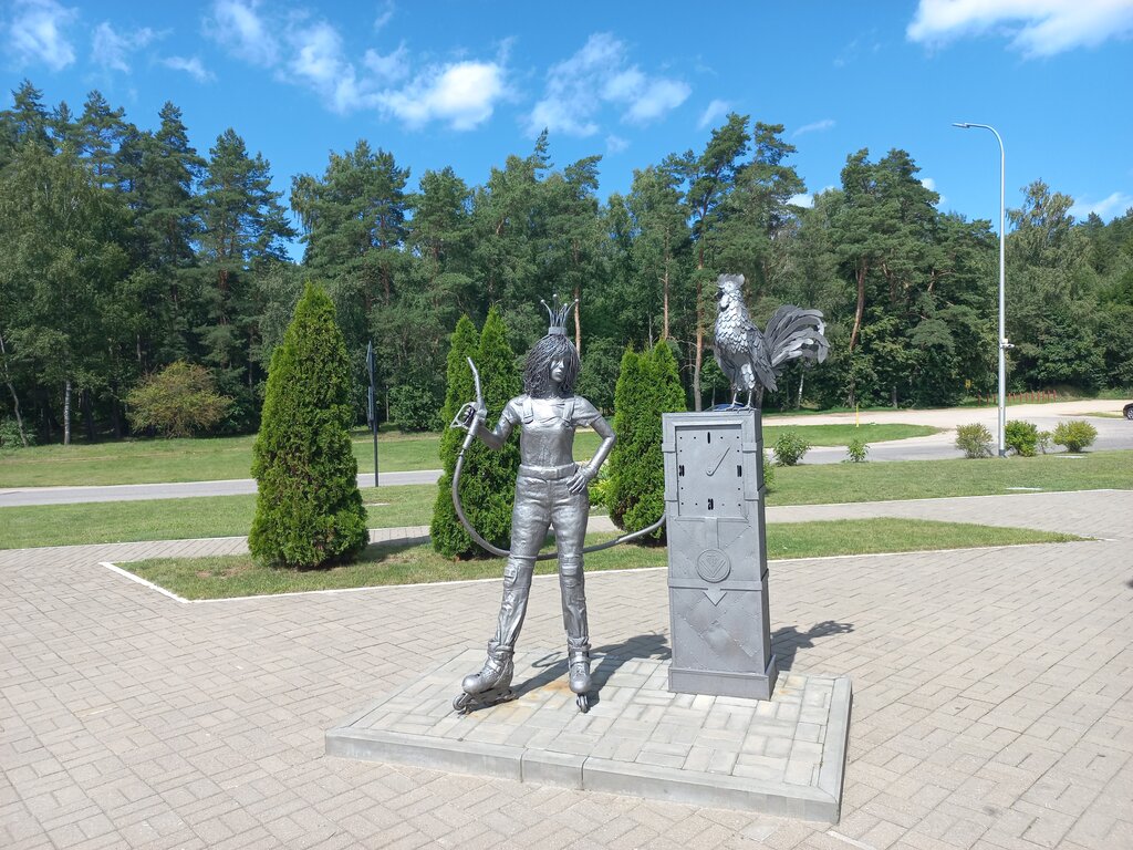 Жанровая скульптура Королева бензоколонки, Минская область, фото