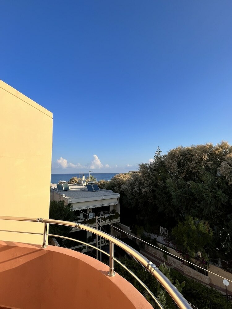 Фото Iolkos Hotel Apartments