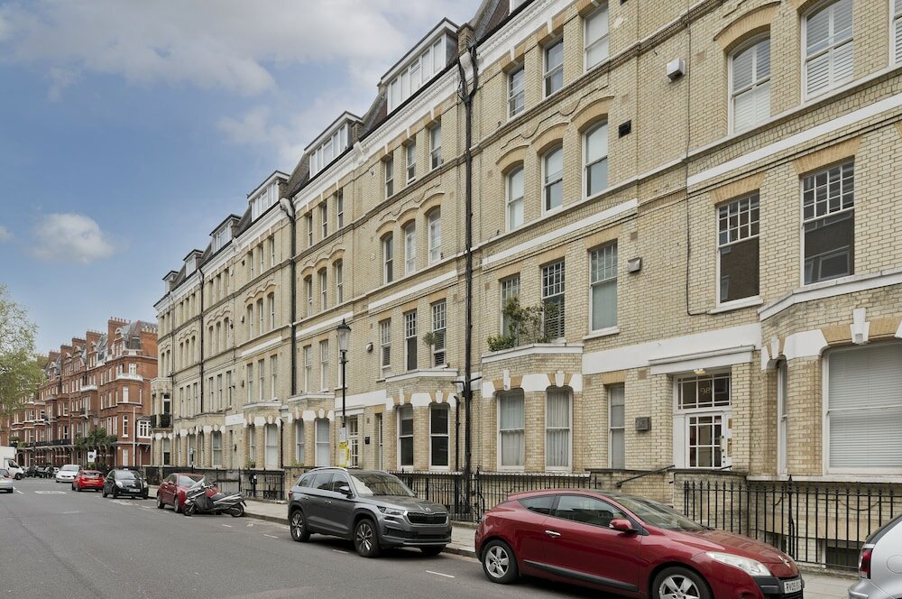 Фото Immaculate two Bedroom Apartment in Chelsea by Underthedoormat