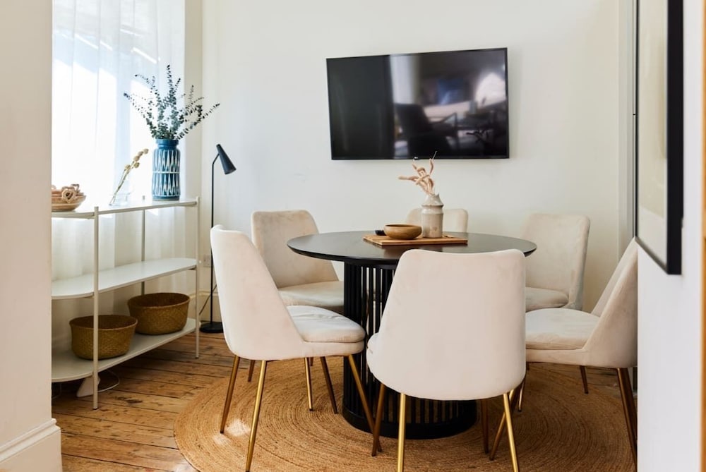 Фото The Barnet Escape - Exquisite 4bdr House With Garden + Patio