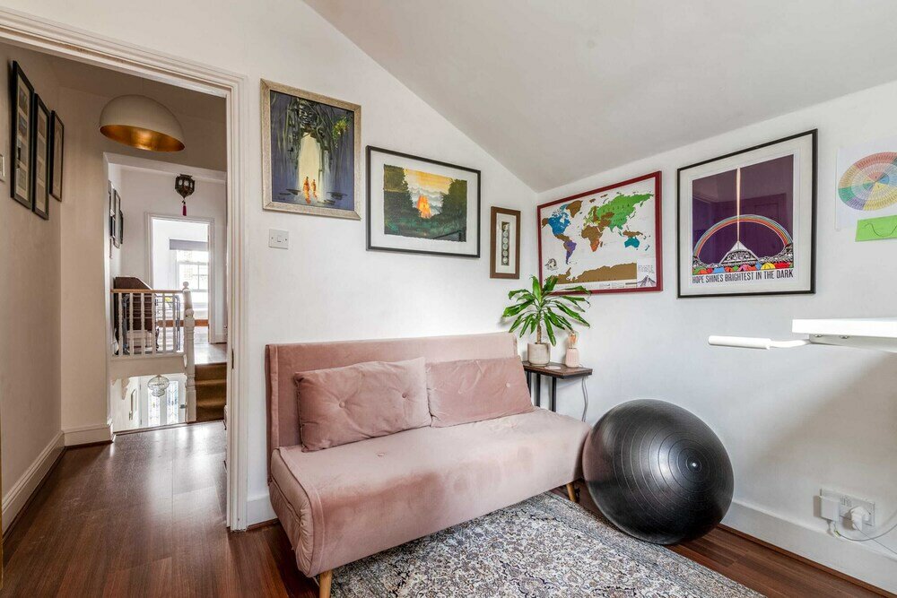 Фото Ealing's Cozy Garden Retreat