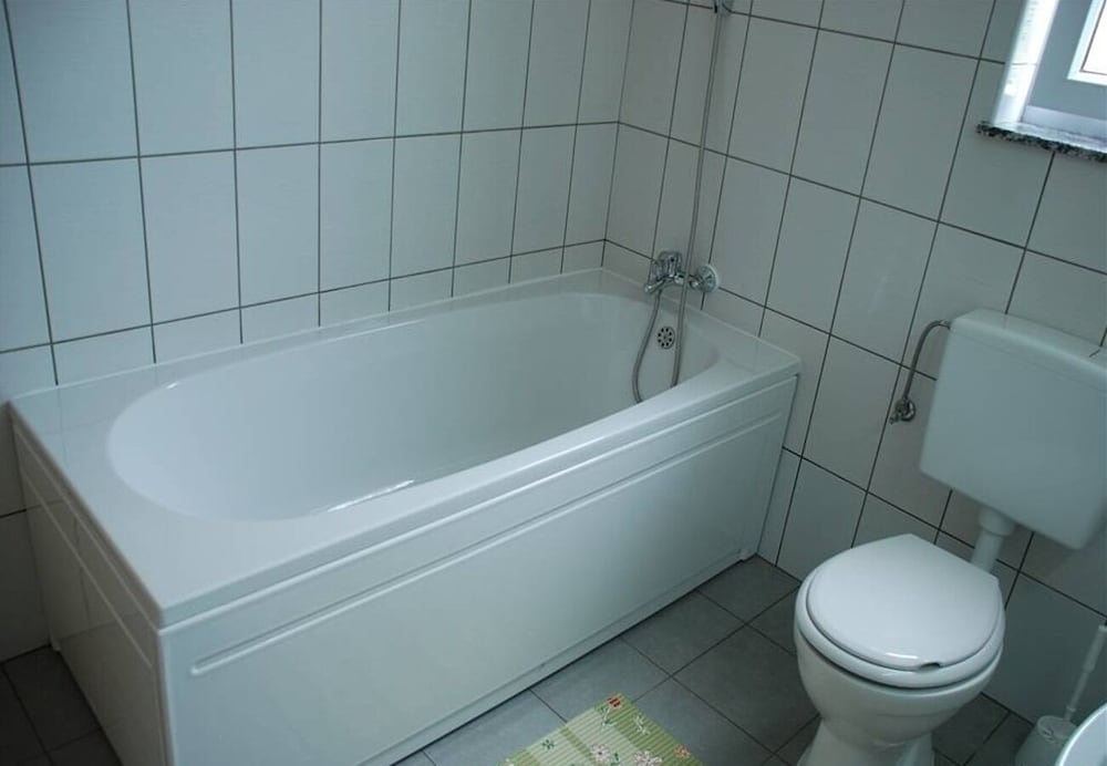 Фото Markle - Swimming Pool and Sunbeds - A2