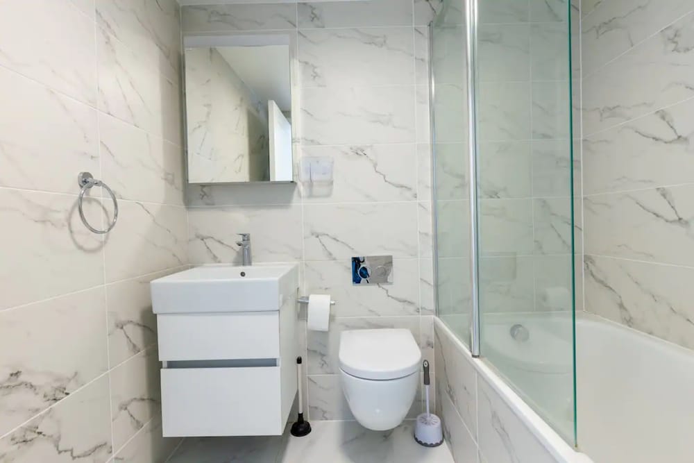 Фото Contemporary 2 Bedroom in West London