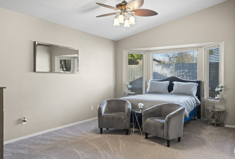 Фото Cozy Hidden Gem - 3br - 1Den w Backyard