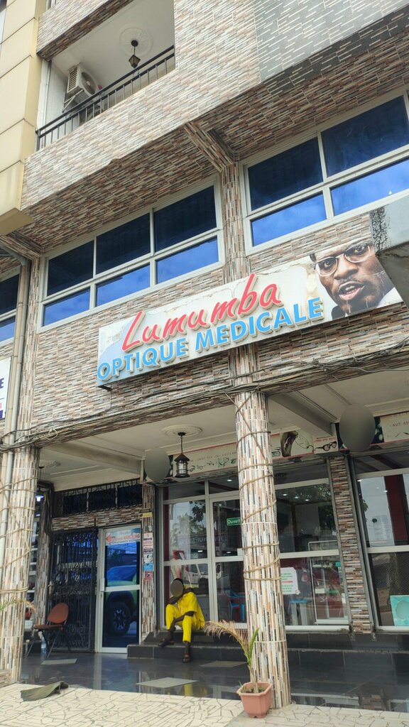 Convenience store Lunettes Lumumba, Douala, photo