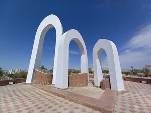 Монумент Три колодца (Навоийская область, Учкудук, парк культуры и отдыха Орзу), жанровая скульптура в Учкудуке