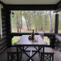 Фото Уютный домик в лесу у пруда