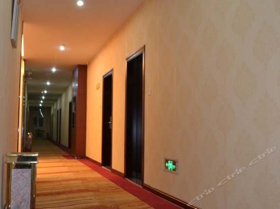 Фото Zhongzhou Business Hotel