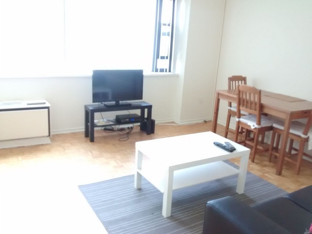 Фото Toronto Furnished Living - Gerard St. E