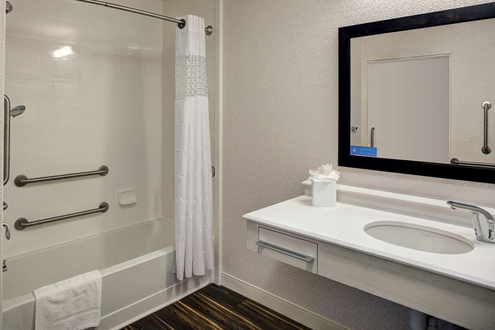 Фото Hampton Inn & Suites Richmond - Downtown