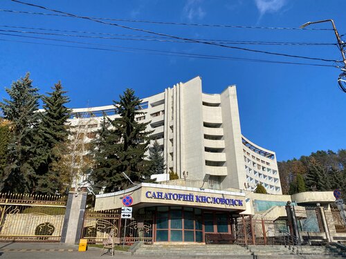 Әйелдер ер адамды белдікпен трассалайды