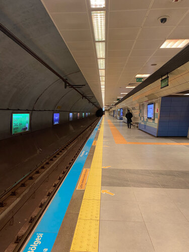 Göztepe (İstanbul, Kadıköy, Göztepe Mah., Fındıklı Sok.), metro istasyonu  Kadıköy'den