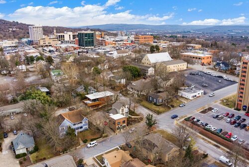 Жильё посуточно The Schoolhouse - Walk Everywhere - Downtown Fay в Файетвилле