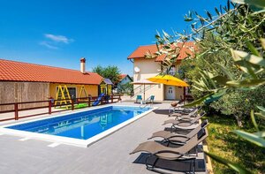 Beautiful Home in Suhovare With 5 Bedrooms, Wifi and Outdoor Swimming Pool